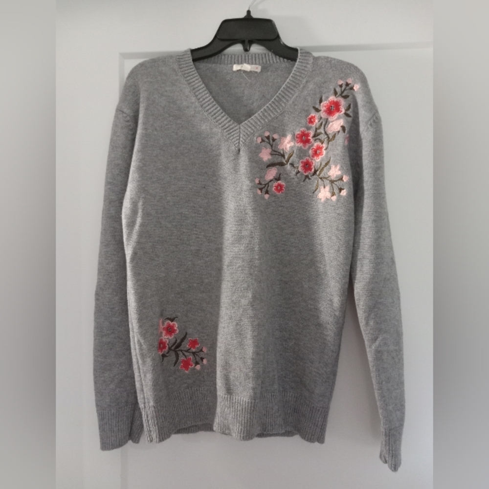 Le Lis Gray Embroidered V-neck Sweater EUC Pink Floral Medium